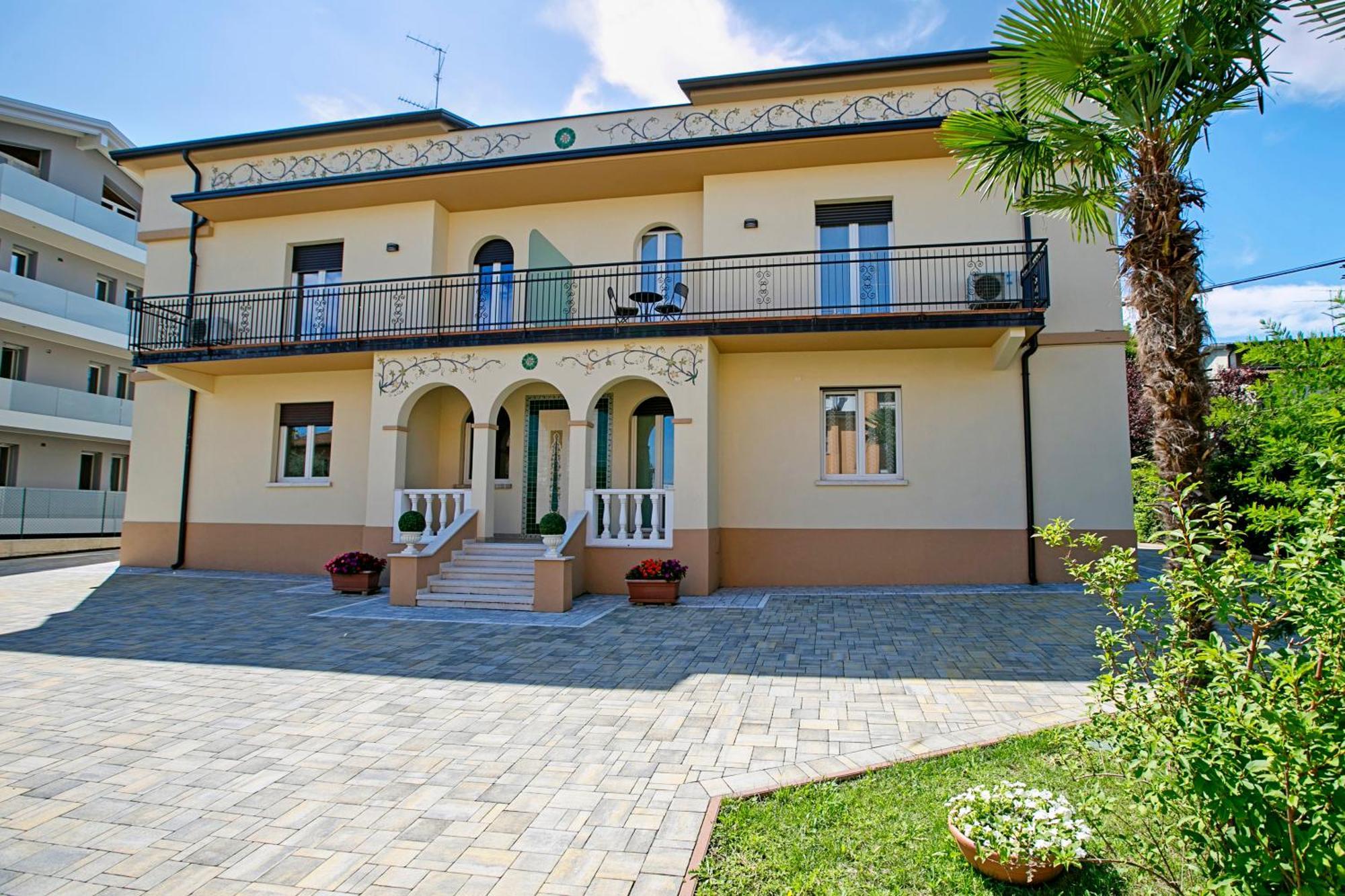 Villa Mimosa - Appartamento 2 Desenzano del Garda Exterior foto
